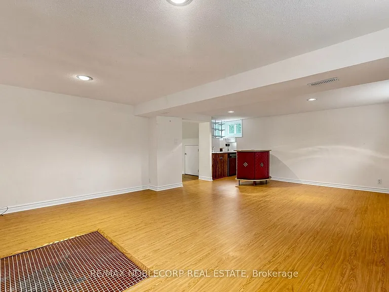 8 Summerfield Cres — Photo 29