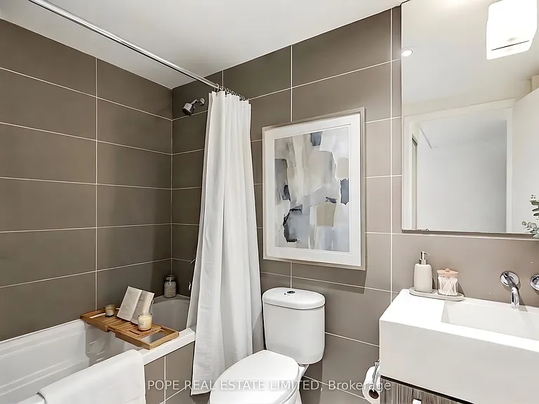 560 King St W #726 — Photo 5