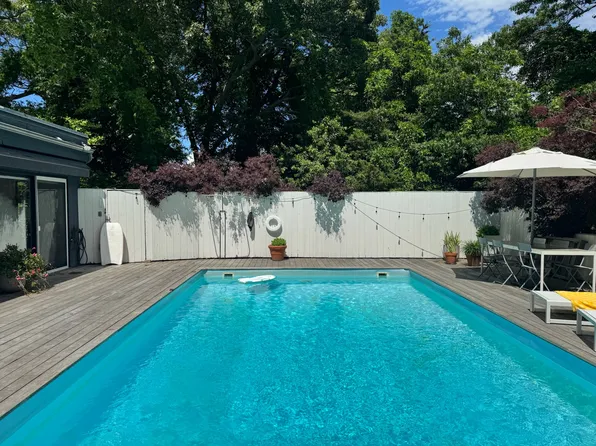 https://photos.zillowstatic.com/fp/dc2140c65f9bf886e103a629bbc84a4a-p_e.webp