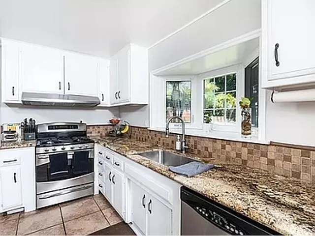 13675 Linfield Ave — Photo 4