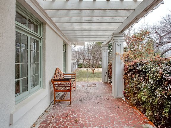 2nd image of 1916 Hillcrest St