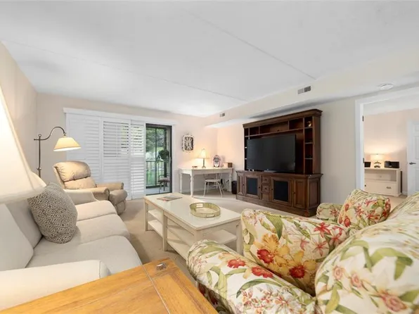 650 E Greenwich Ave APT 7-109, West Warwick, RI 02893