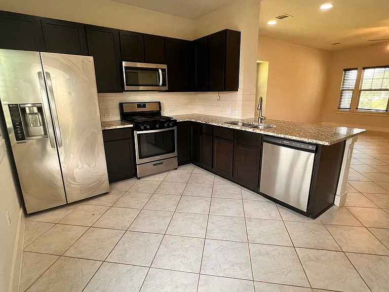 100 Clearlake Dr — Photo 5