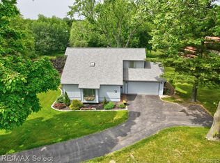 7290 Pontiac Lake Rd, Waterford, MI 48327