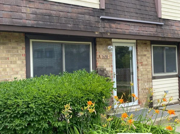 2658 Woodview Ct, Waukegan, IL 60087
