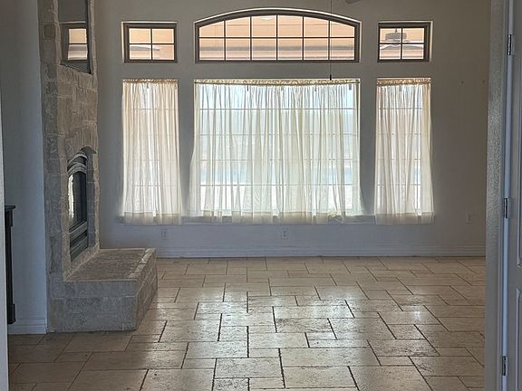 4th image of 2711 El Paso Ave