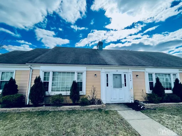 624 Windsor Way #B, Monroe Township, NJ 08831