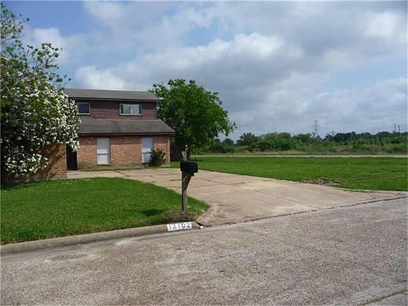  Compelling features inside and out make this Alief lease property a homerun!