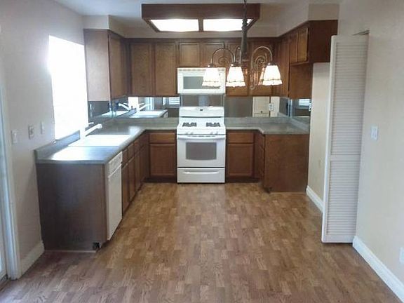 Kitchen w/ Nook