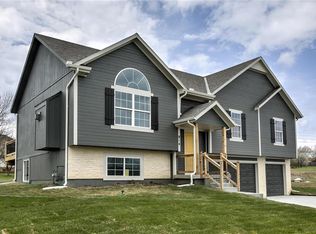 826 Cedar Ridge Dr, Raymore, MO 64083