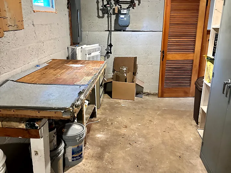 Basement laundry space