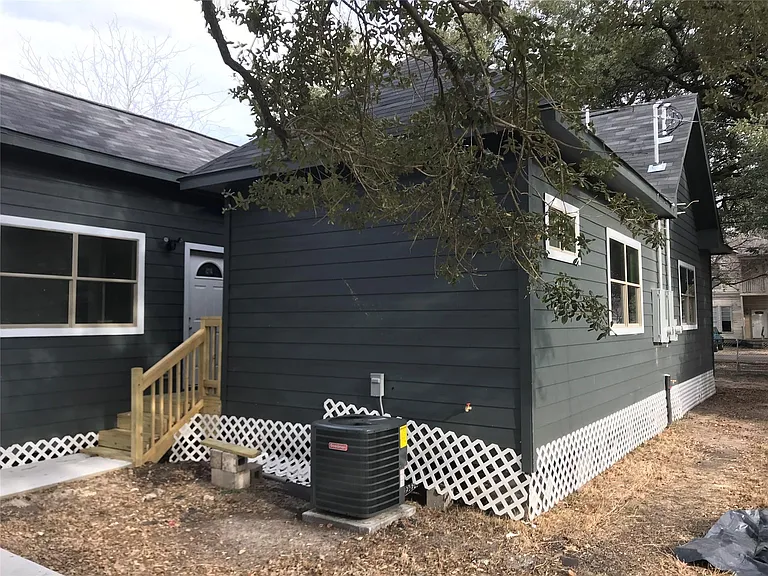 2614 Delano St N — Photo 15