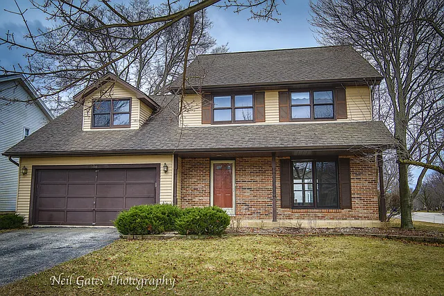 586 Roxbury Dr photo 1