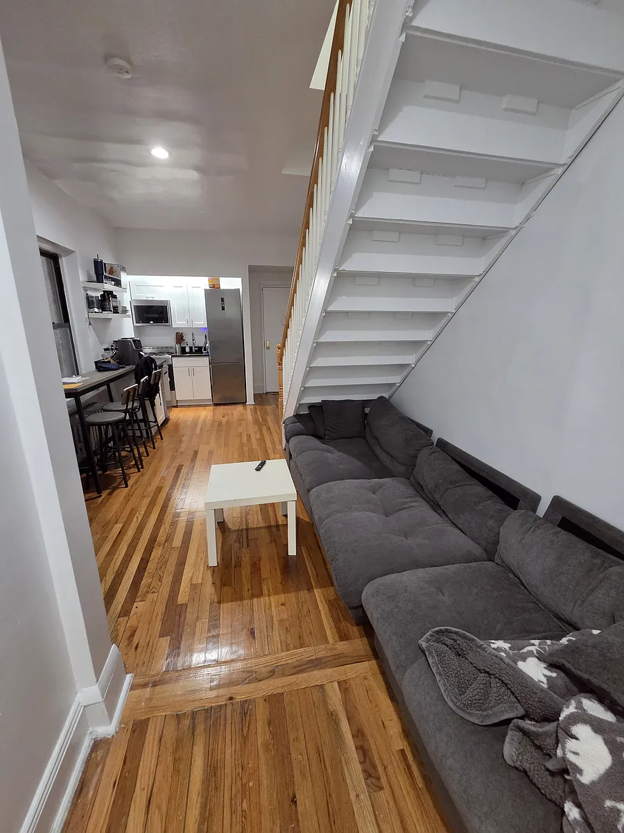 Building Photo - 233 E 3rd St #2G