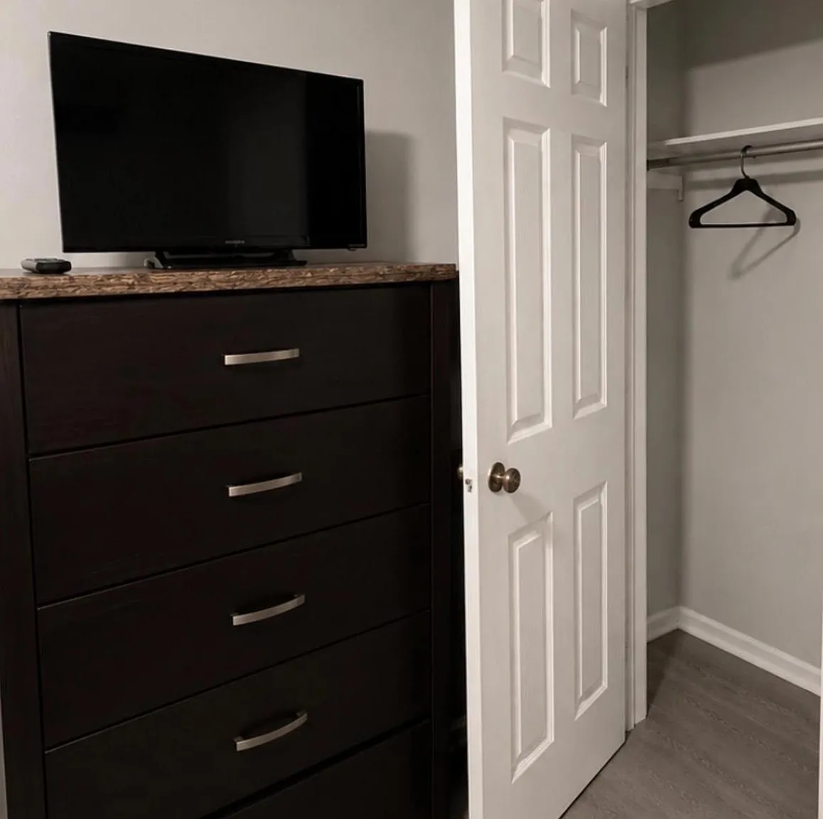 3 bed, 1.0 bath, 1176 sqft, $944 — Photo 2