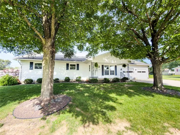 1108 S Prairie St, Robinson, IL 62454