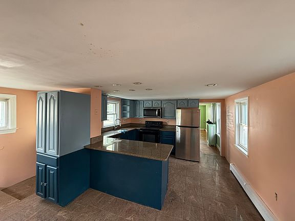 4th image of 52 Crest Ave