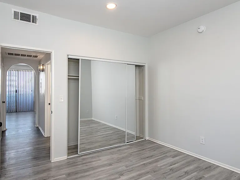 520 N Hollywood Way — Photo 17