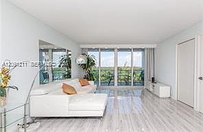 5th image of 100 Bayview Dr APT 521