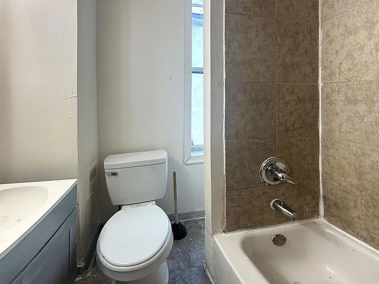 743 E Hilton St — Photo 3