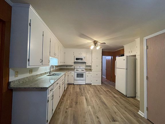 New granite, stove,flooring