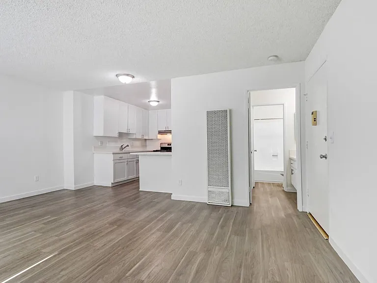Country Club Apartments — Photo 53