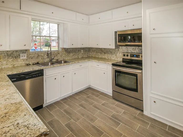 10534 Huntington Wood Dr — Photo 8