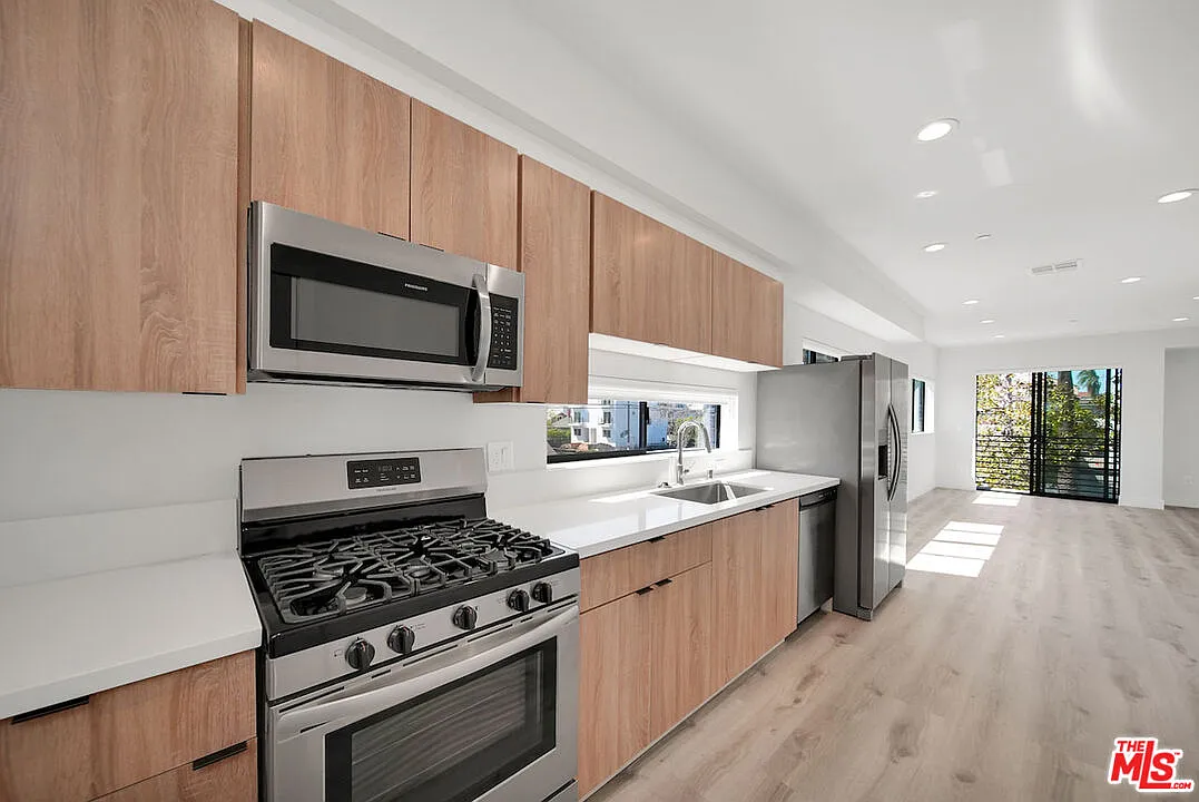 Building Photo - 408 1/2 N Kenmore Ave