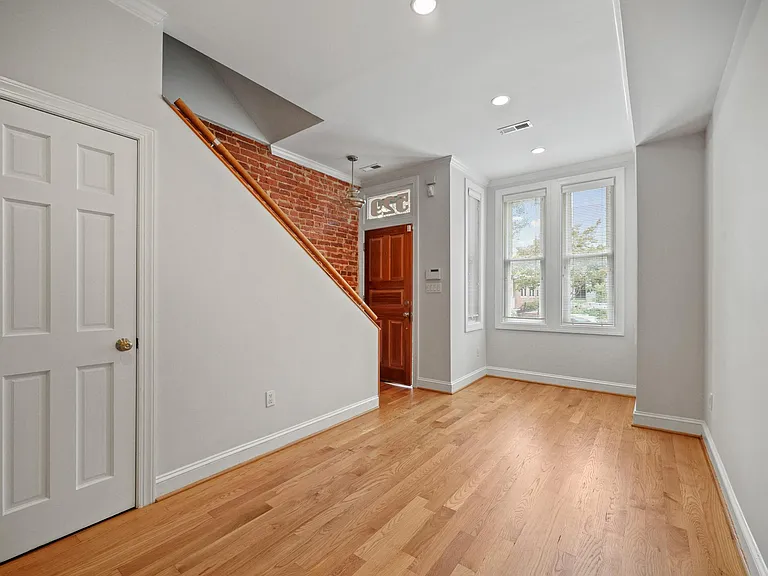 529 9th St SE — Photo 3