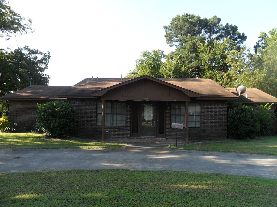 1st image of 104 E Hoskins St