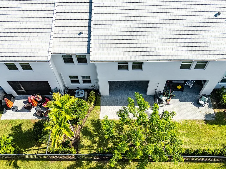 16474 Helix Ct — Photo 42