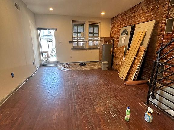 5th image of 2845 Jasper St