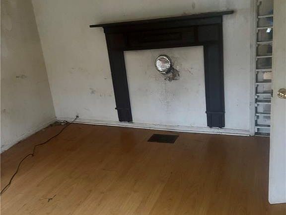3rd image of 718 Prince Williams St