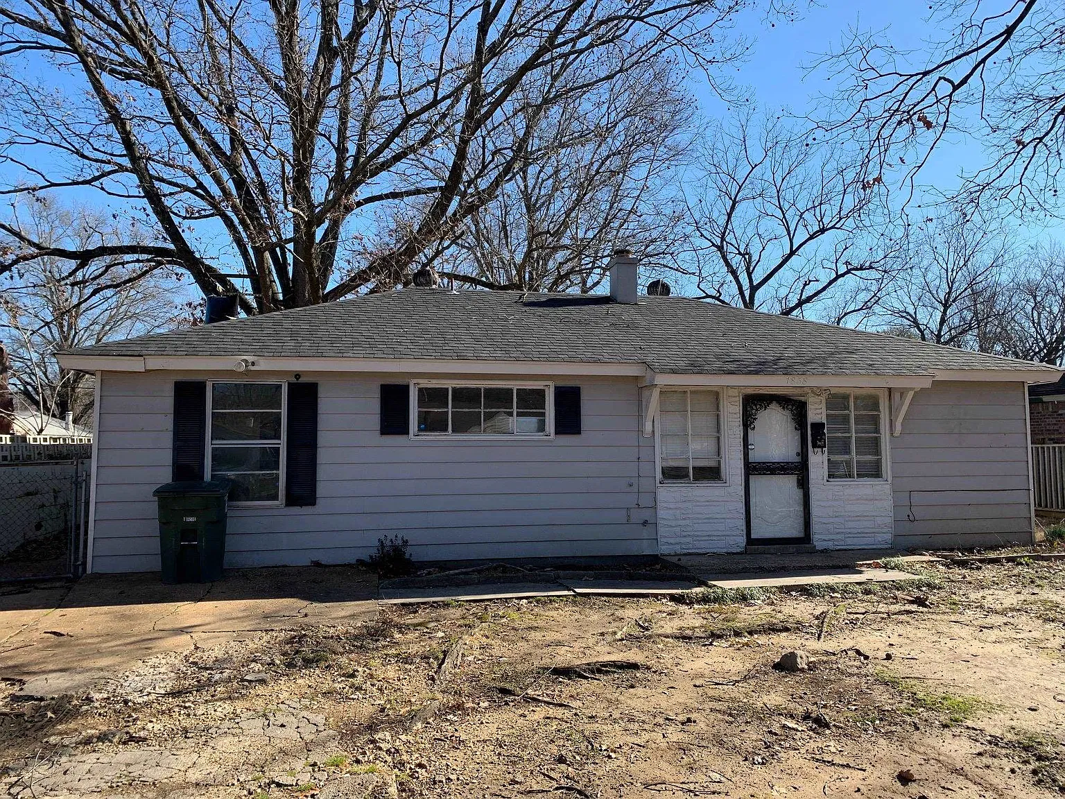 3 bed, 1.0 bath, 1313 sqft, $1,000 — Photo 1