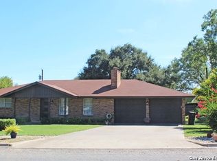 311 Cardinal Dr, Devine, TX 78016