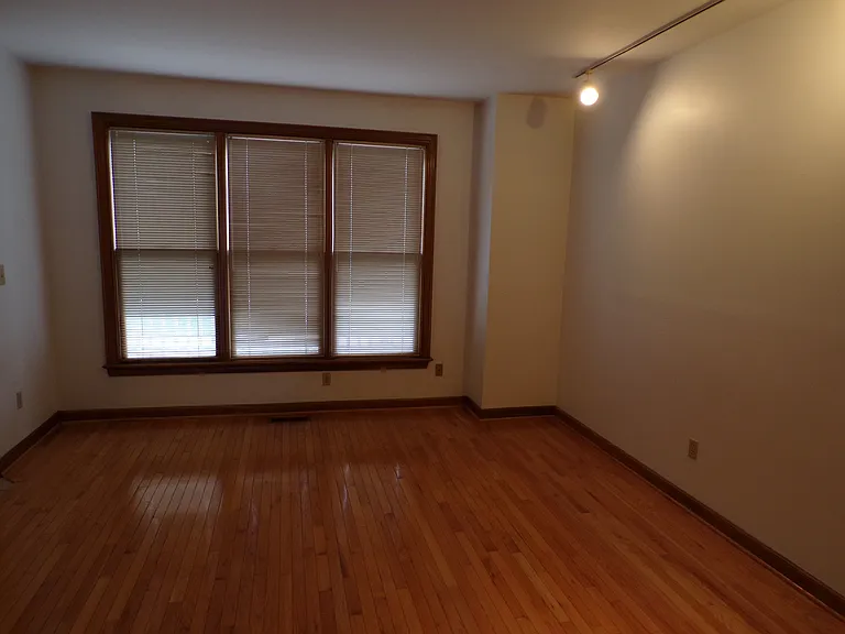 76 W Hubbard Ave — Photo 3