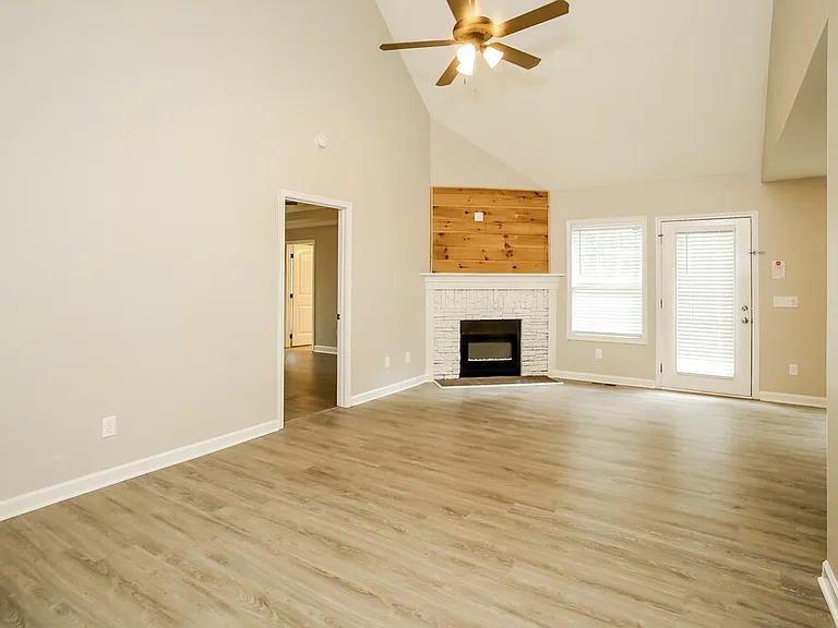 305 Talon Dr SE — Photo 6