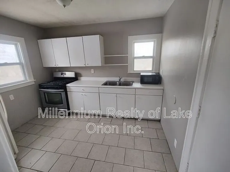 140 Summit St #2 — Photo 1