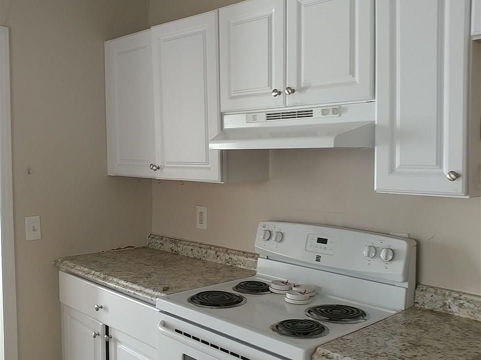 2nd image of 1406 Clarendon St #A