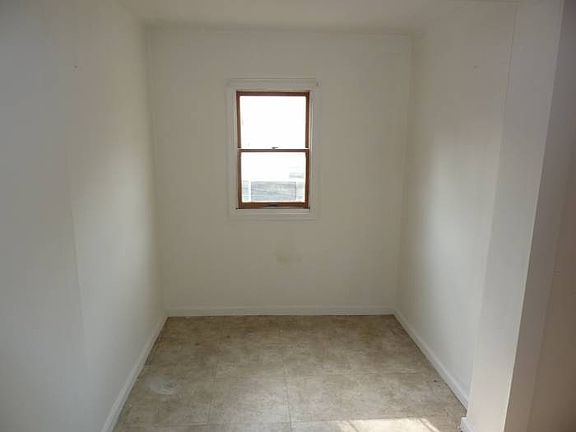 4th image of 650-652 Sayre Ave