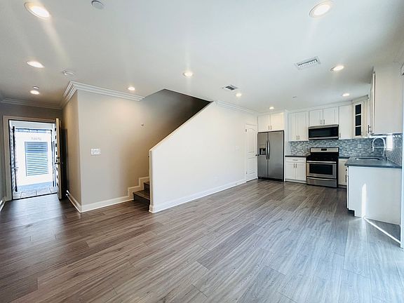 3rd image of 7205 S La Cienega Blvd #7213