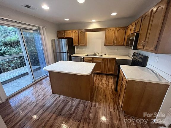 2nd image of 3250 Summercroft Ln