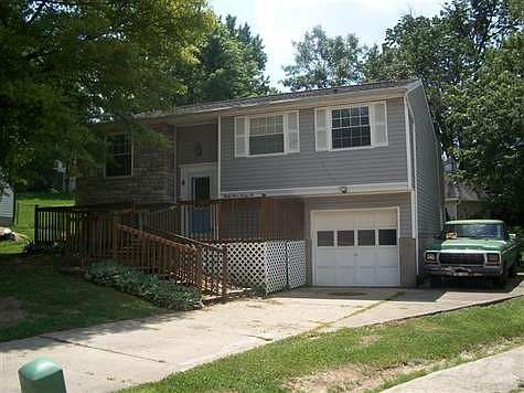 Short Sale!!!!!!!!!!!!!!!!!!!!!  This home does have many features including main level family room.  Laminate flooring throughout,  large master suite and hugh lot!
