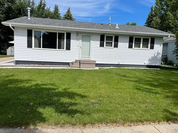 732 S 24th St, Grand Forks, ND 58201