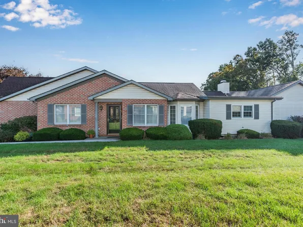 127 Strayer Dr, Carlisle, PA 17013