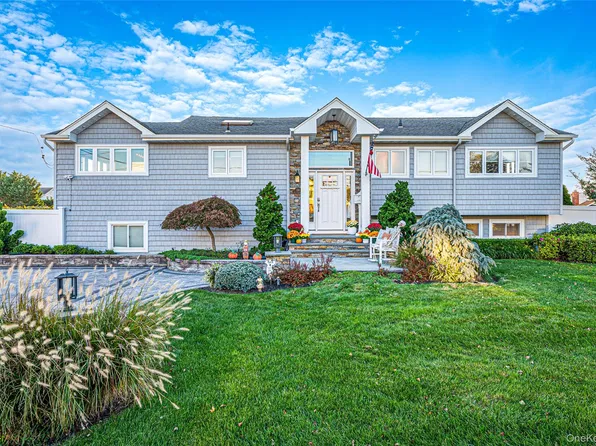174 Secatogue Lane W, West Islip, NY 11795