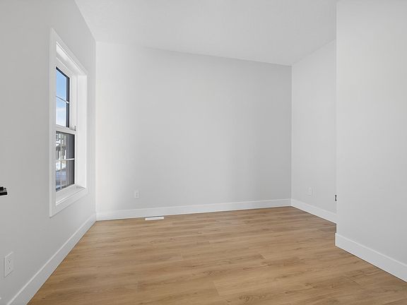 4th image of 72 Hemingway Cres