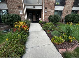 17955 University Park Dr, Livonia, MI 48152