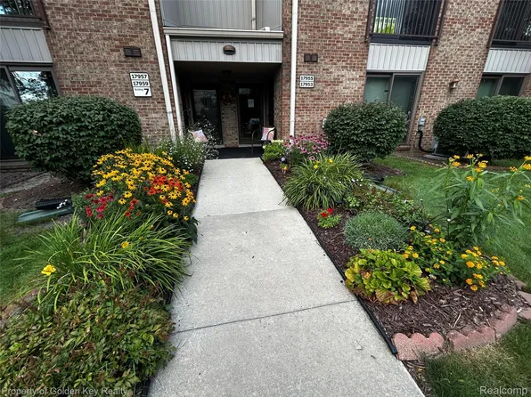 17955 University Park Dr, Livonia, MI 48152