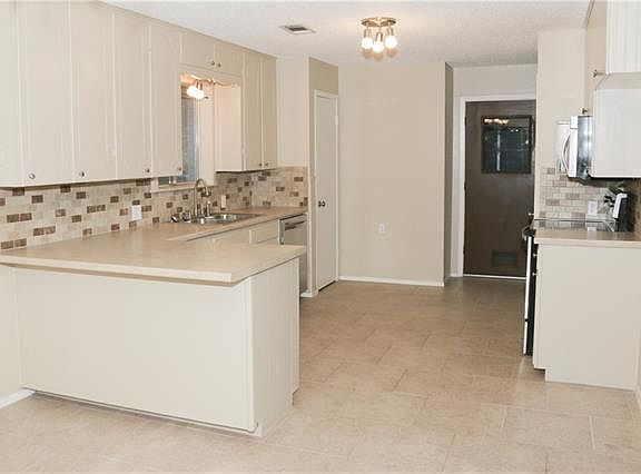 5th image of 501 Shady Oak St